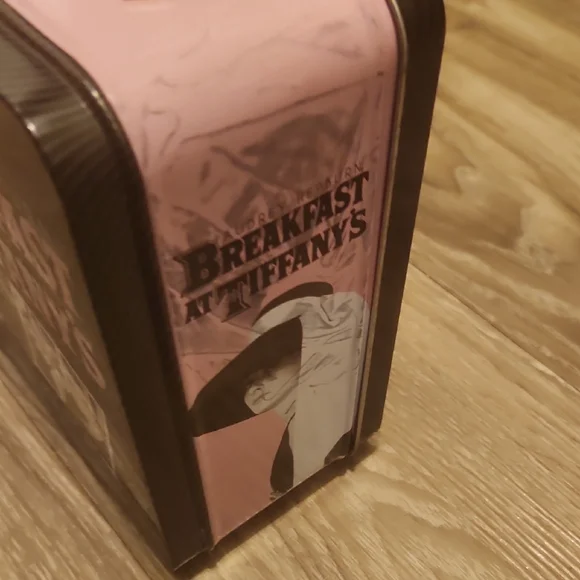 Audrey Hepburn Breakfast at Tiffany's Pink Lunchbox - Picture 3 of 7